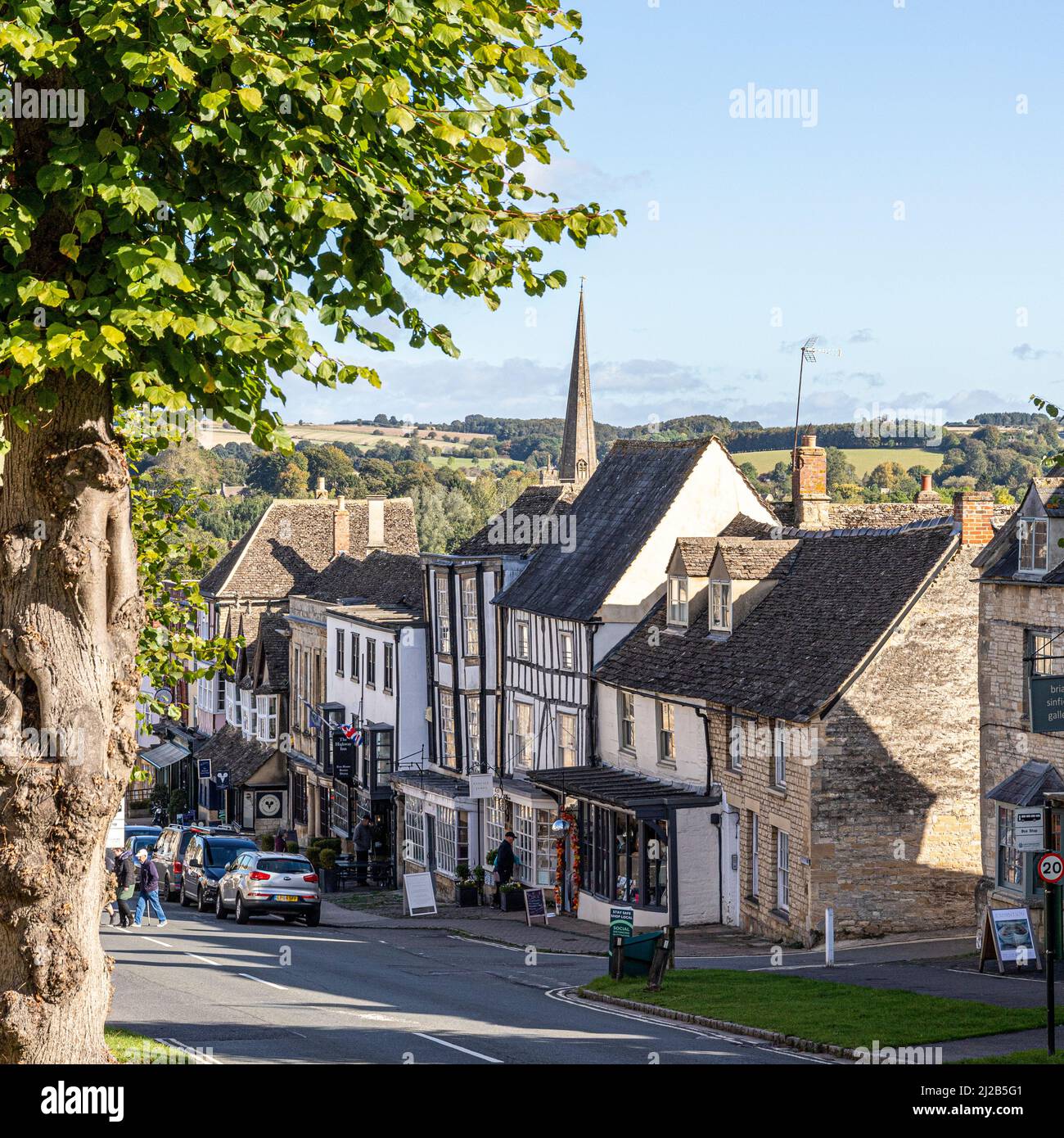 High Street nella città di Cotswold di Burford, Oxfordshire, Inghilterra Regno Unito Foto Stock
