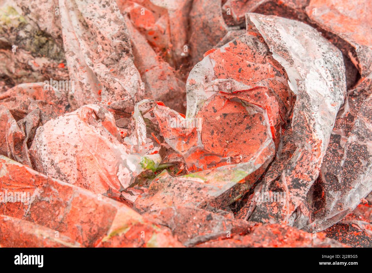 Crafter o gli artisti puliscono foglio coperto da sfaldatura, spruzzato, arancione e nero vernice. Per lavori di verniciatura fai-da-te, sbucciatura della vernice, creazione di un disordine di cose. Foto Stock