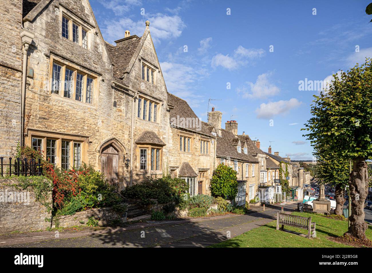 Tipici edifici in pietra tradizionali sulla collina nella città Cotswold di Burford, Oxfordshire, Inghilterra Regno Unito Foto Stock