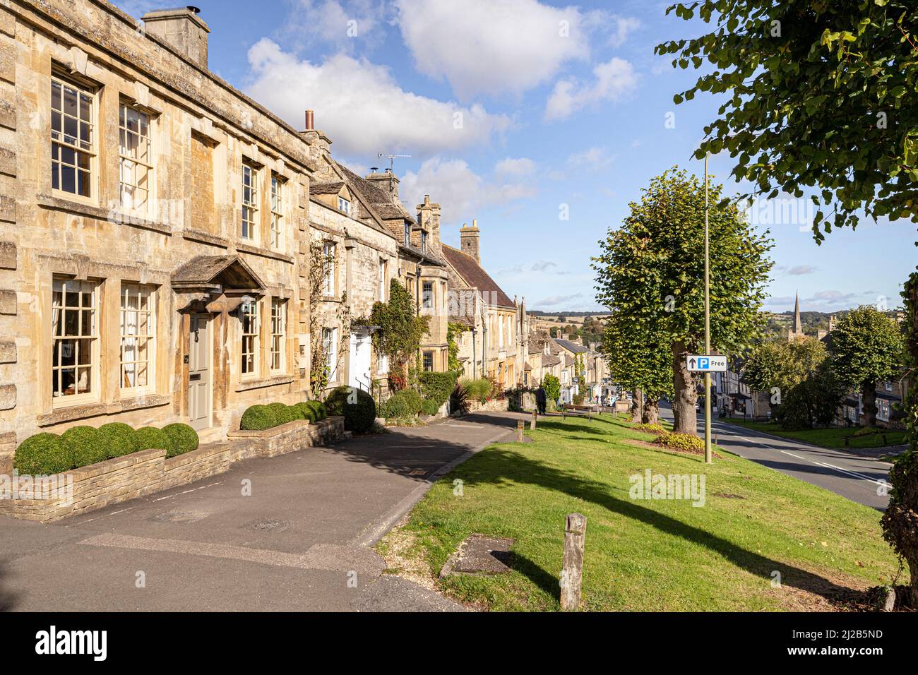 Tipici edifici in pietra tradizionali sulla collina nella città Cotswold di Burford, Oxfordshire, Inghilterra Regno Unito Foto Stock