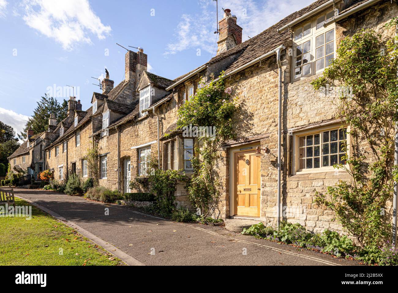Tipici edifici in pietra tradizionali sulla collina nella città Cotswold di Burford, Oxfordshire, Inghilterra Regno Unito Foto Stock