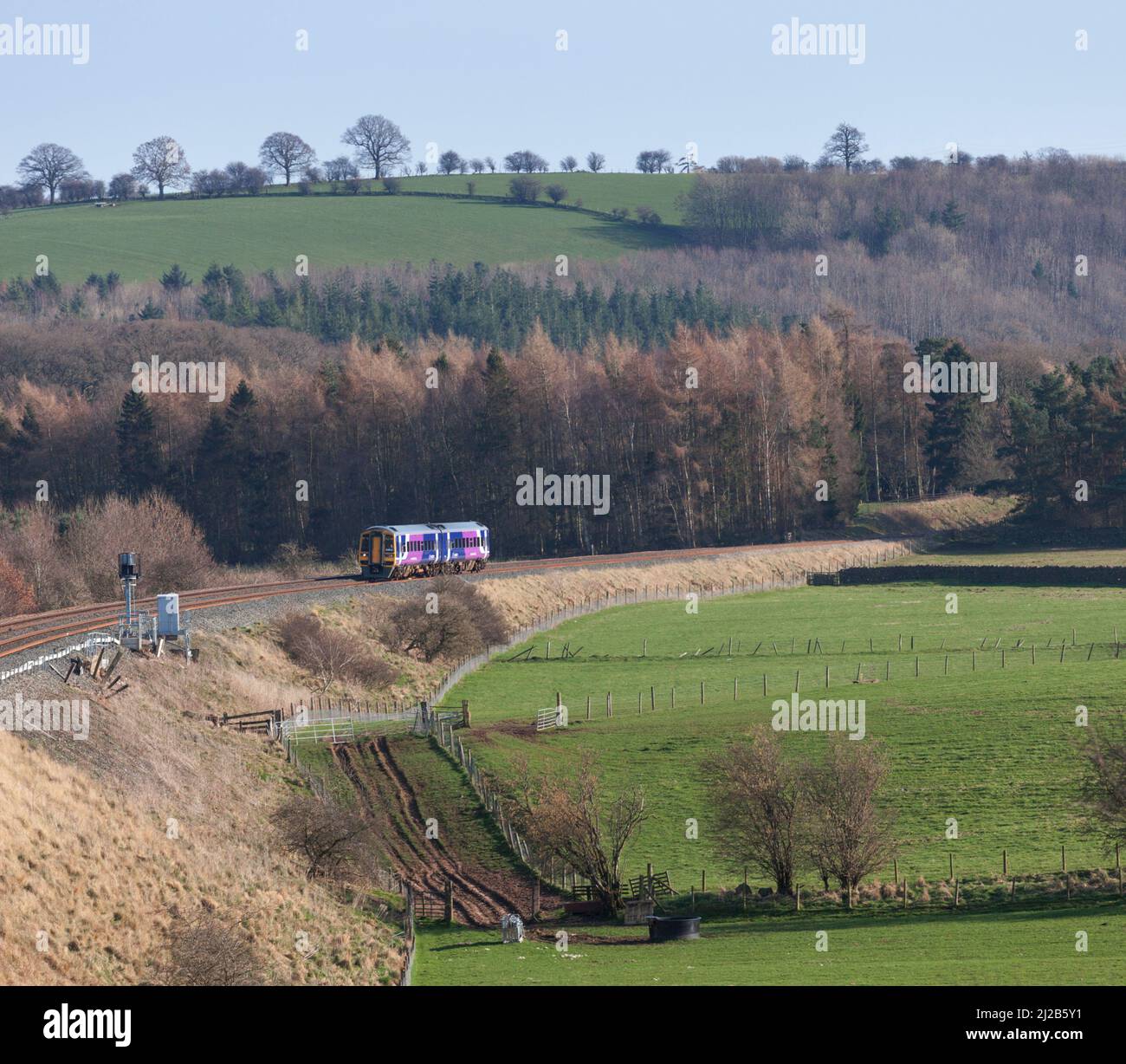 Treno di classe 158 della ferrovia del nord che passa Lazonby & Kirkoswald sulla sistemazione panoramica alla linea ferroviaria di Carlisle in Cumbria Foto Stock