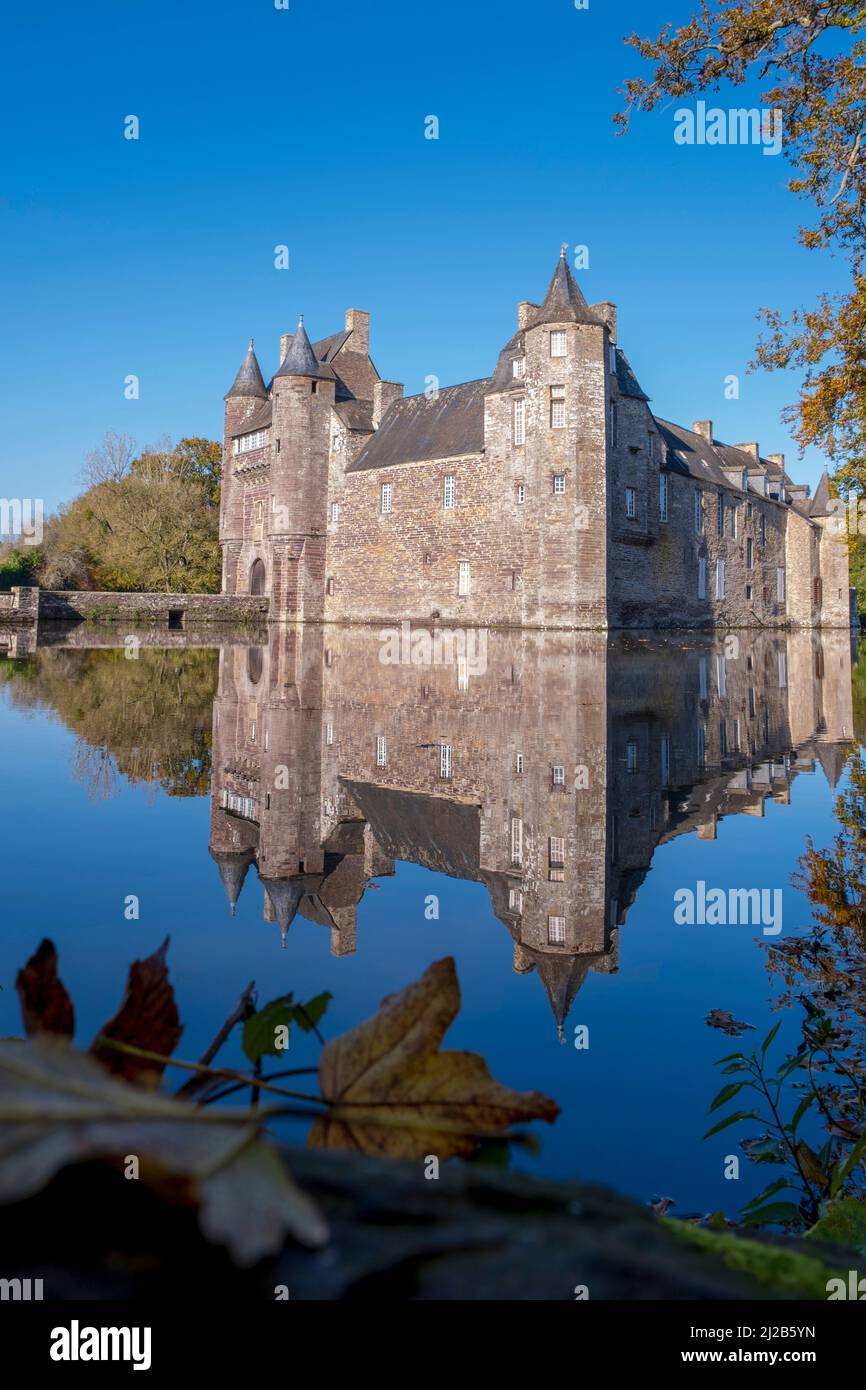 Campeneac (Bretagna, Francia nord-occidentale) il Castello di Trecesson nella Foresta di Broceliande. Riflesso delle pareti rossastre del castello medievale Foto Stock