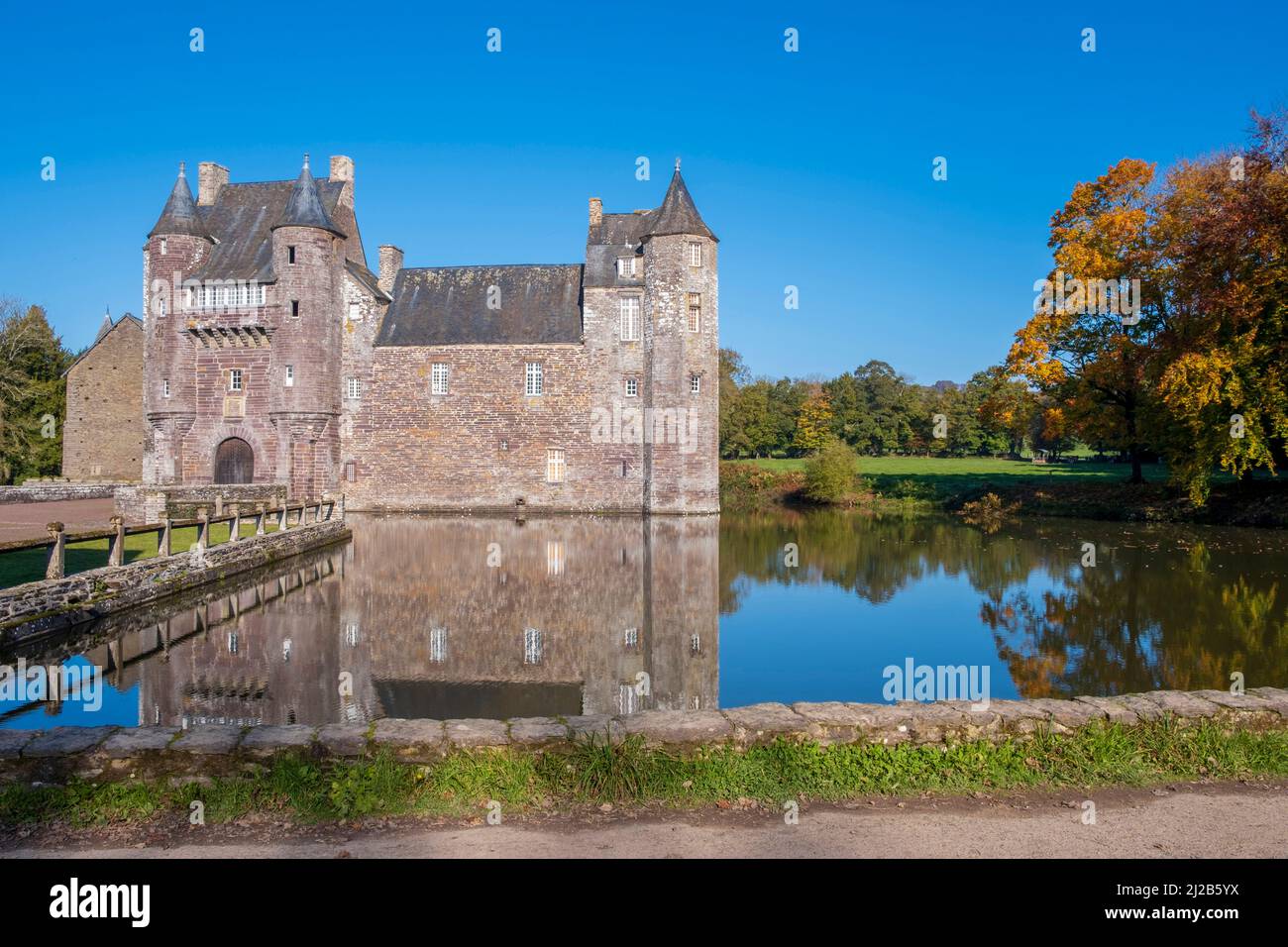 Campeneac (Bretagna, Francia nord-occidentale) il Castello di Trecesson nella Foresta di Broceliande. Riflesso delle pareti rossastre del castello medievale Foto Stock