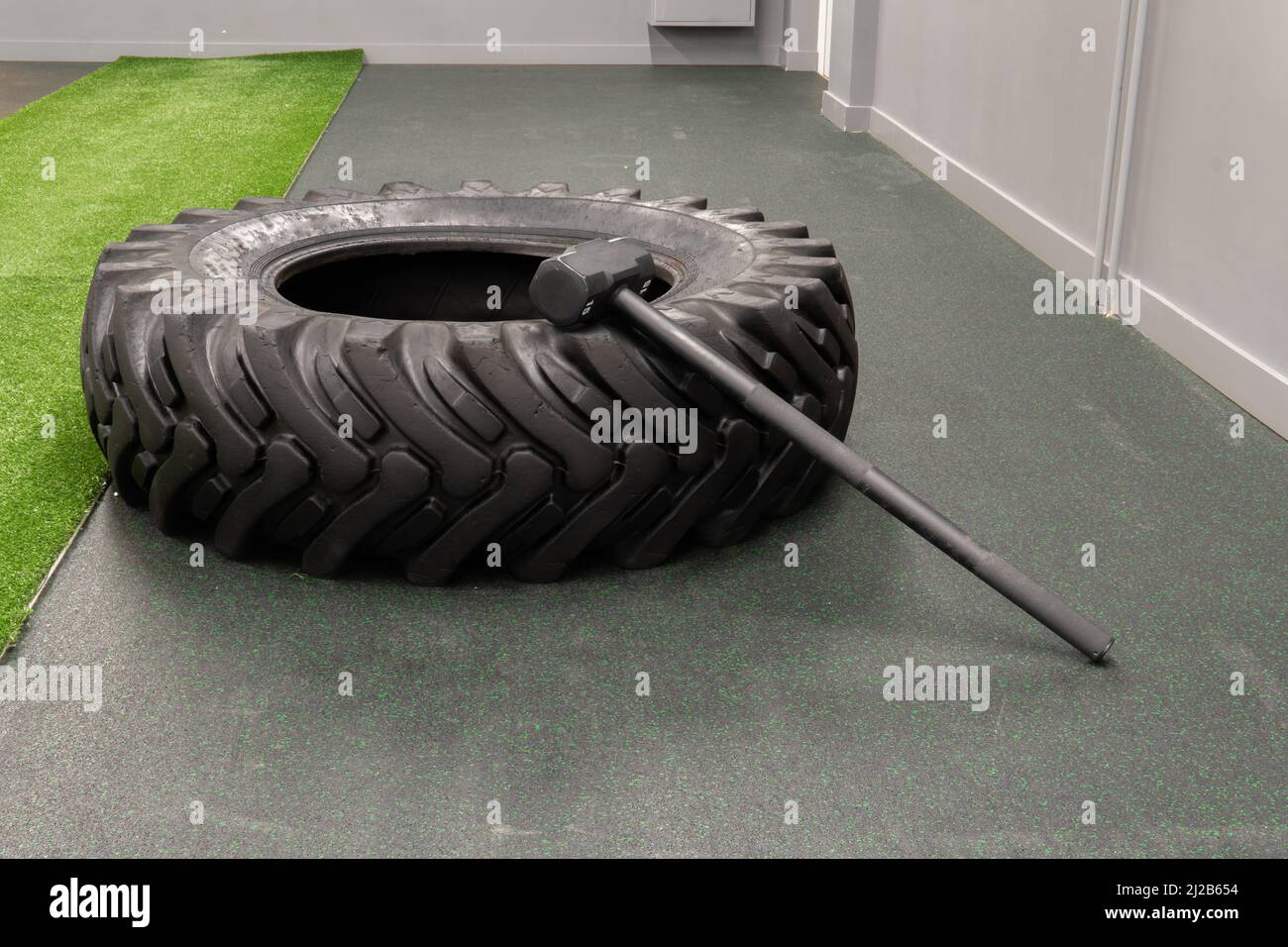 Sledgehammer allenamento ruota stile di vita funzionale, dalla resistenza del martello da atleta di allenamento fitness, muscolare esercizio. Sforzo bicipite scuro, Foto Stock