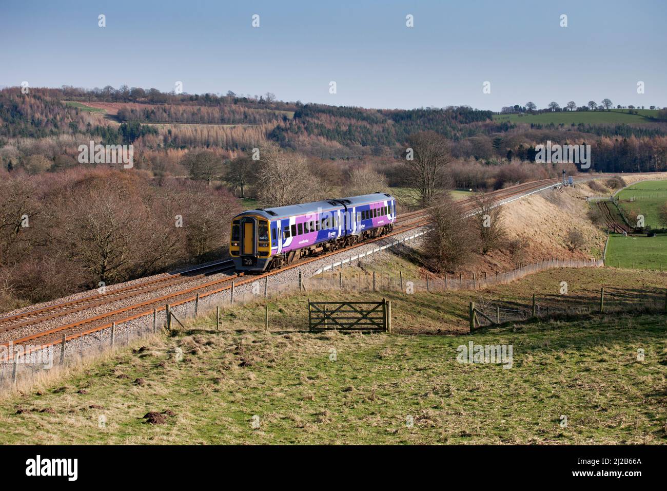 Treno di classe 158 della ferrovia del nord che passa Lazonby & Kirkoswald sulla sistemazione panoramica alla linea ferroviaria di Carlisle in Cumbria Foto Stock