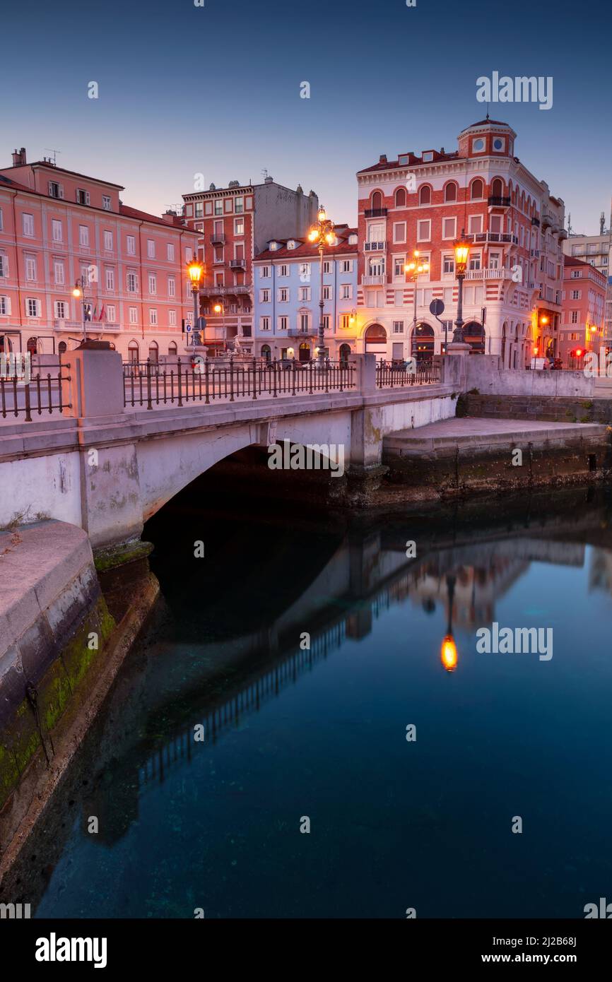 Trieste, Italia. Immagine del paesaggio urbano del centro di Trieste all'alba. Foto Stock