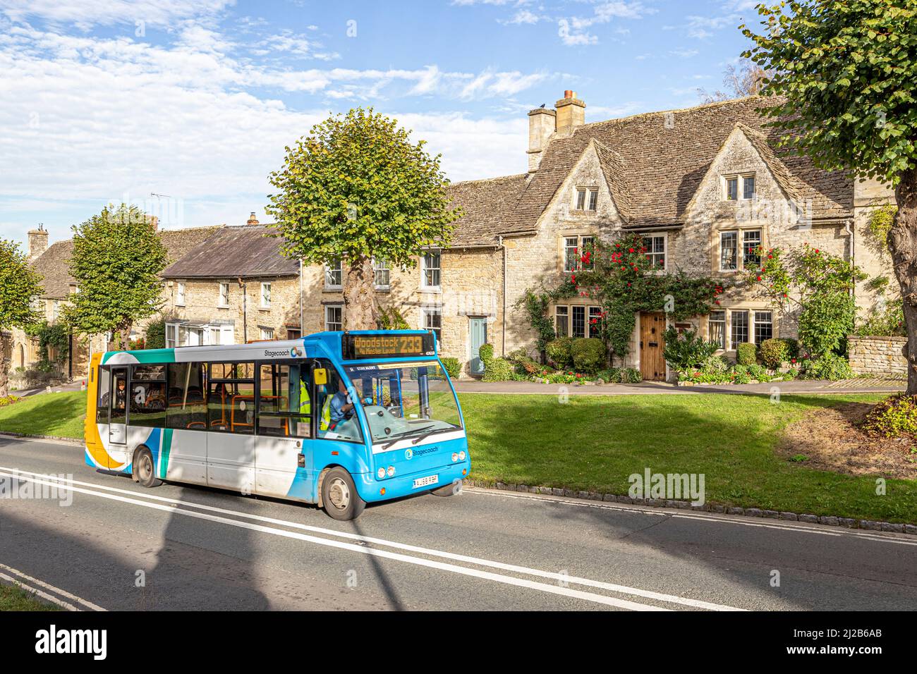 Un autobus Stagecoach per Woodstock che guida la collina nella città Cotswold di Burford, Oxfordshire, Inghilterra Regno Unito Foto Stock