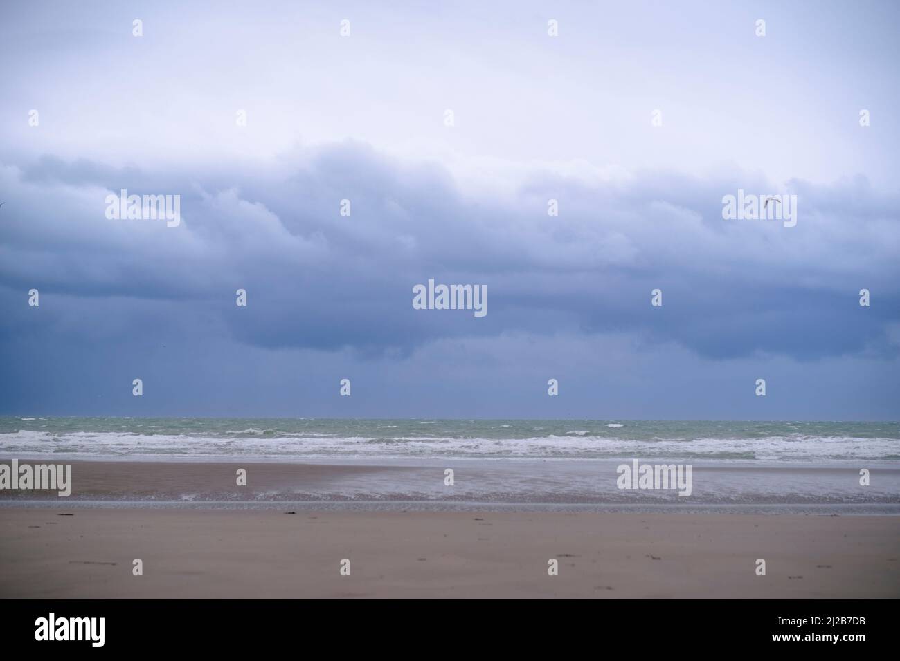 Wimereux (Francia settentrionale): Il mare vista dalla spiaggia. I rifugiati in attesa sulla Costa di Calaisis prima di tentare di attraversare la Manica per reac Foto Stock