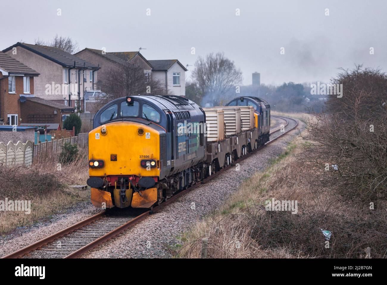 Direct Rail Services classe 37 locomotiva 37606 top e tail con 37602 treno per fiasche nucleari sulla linea Heysham a binario singolo Foto Stock