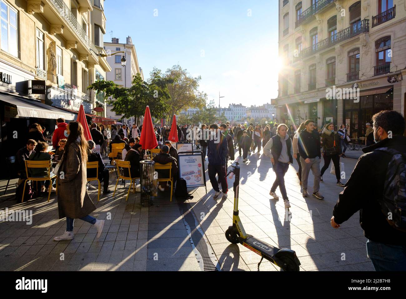 Lione (Francia centro-orientale): Folla di passeggini nella via dello shopping “rue de la Republique”, nel centro della città. Passanti-indossando una maschera per il viso b Foto Stock