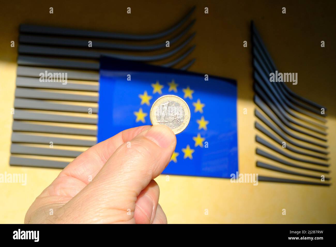 Belgio, Bruxelles, 1 gennaio 2022: Una moneta in euro, 20th anni di entrata in circolazione delle banconote e delle monete in euro, il currenc unico europeo Foto Stock