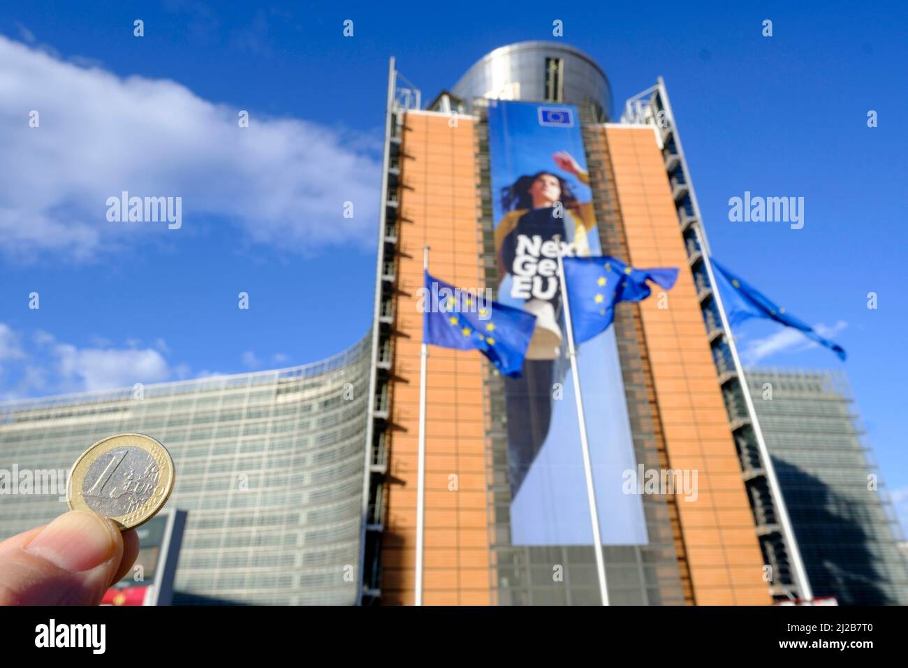 Belgio, Bruxelles, 1 gennaio 2022: Una moneta in euro, 20th anni di entrata in circolazione delle banconote e delle monete in euro, il currenc unico europeo Foto Stock