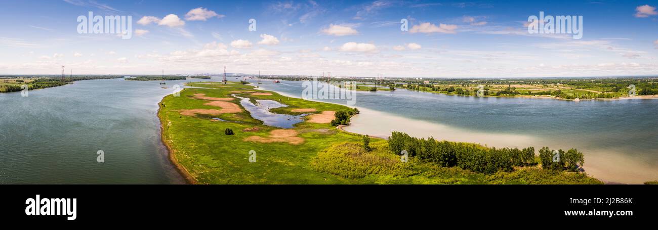 Vista aerea panoramica delle isole di Varennes e del St. Lawrence Seaway con Montreal sullo sfondo. Foto Stock