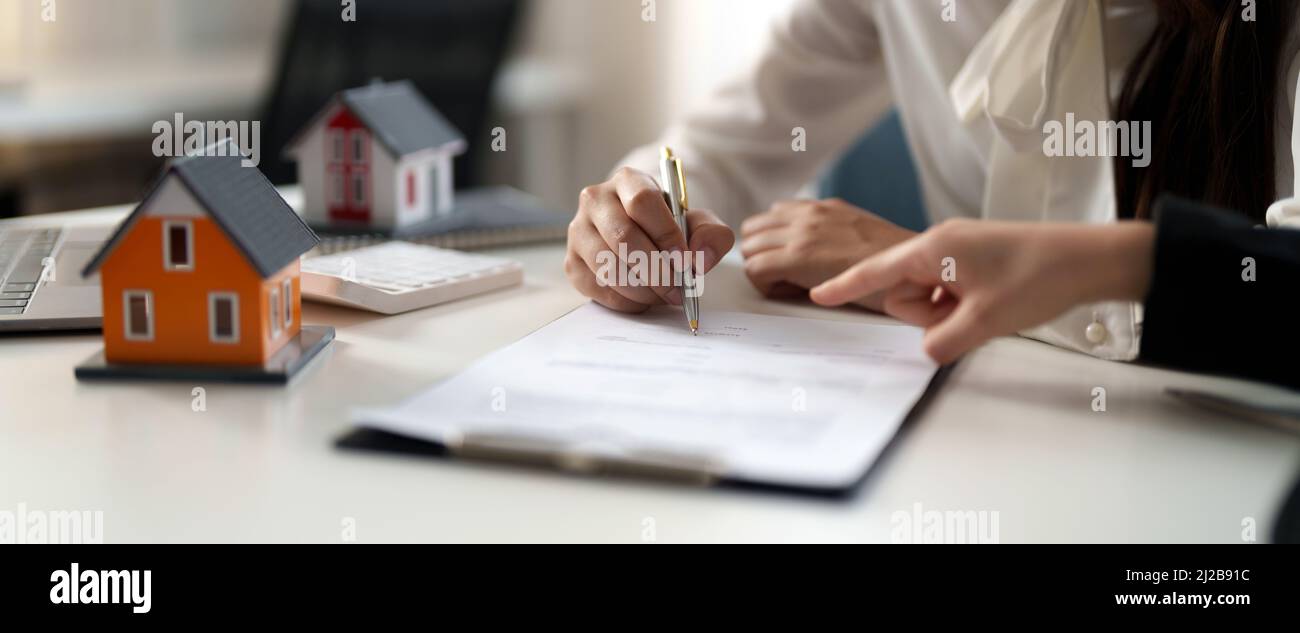 Agente immobiliare offrire mano per cliente firma contratto contratto per acquistare o vendere casa. Concetto immobiliare accordo di contatto concetto Foto Stock
