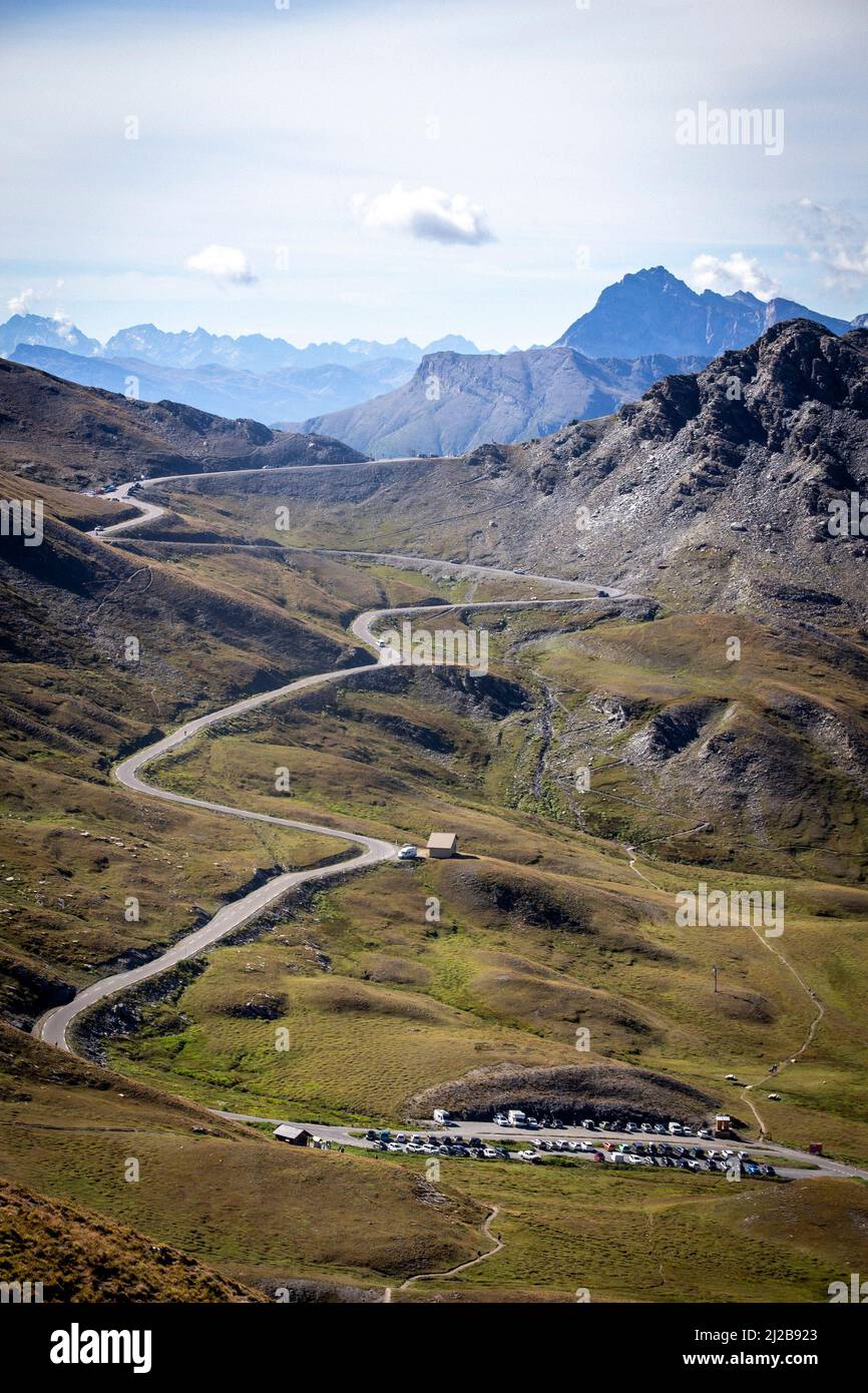 Parco Naturale Regionale del Queyras, Alpi francesi Settentrionali (Francia sud-orientale): Strada che conduce al Passo dell'Agnel, confine con l'Italia Foto Stock