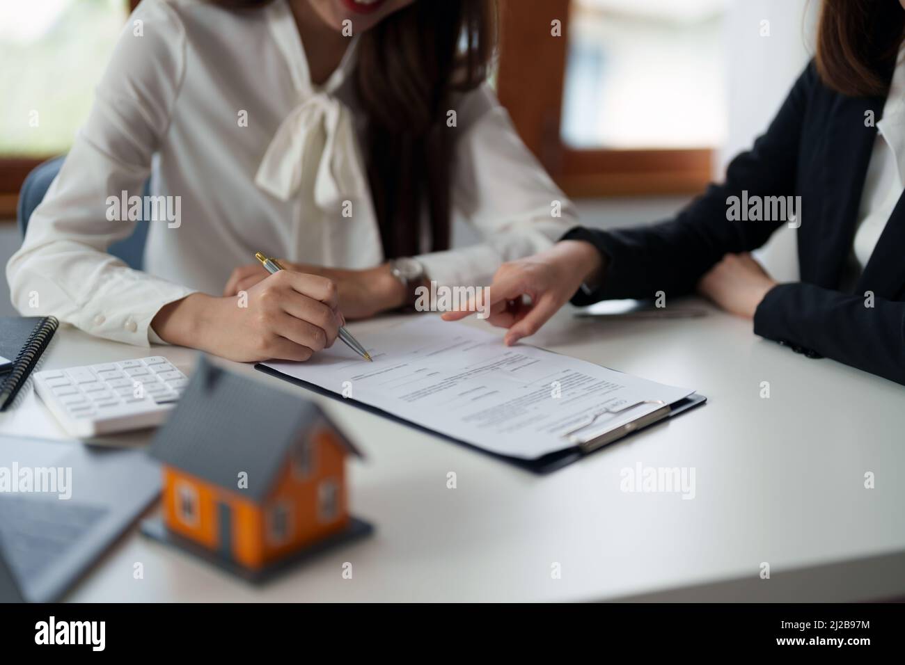 Agente immobiliare offrire mano per cliente firma contratto contratto per acquistare o vendere casa. Concetto immobiliare accordo di contatto concetto Foto Stock