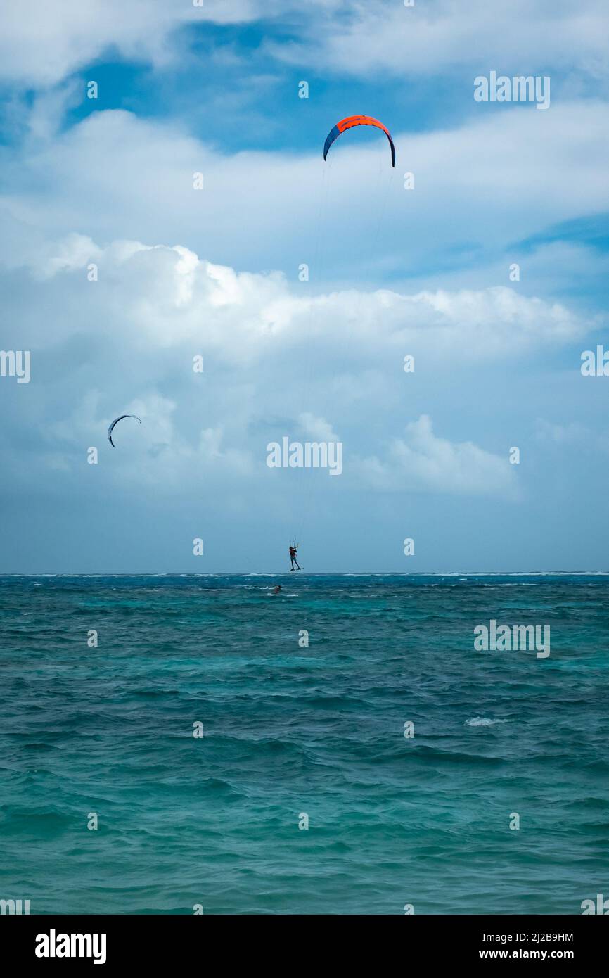 San Andres, Colombia - Novembre 17 2021: Uomini Kitesurfing in mare in un giorno nuvoloso Foto Stock