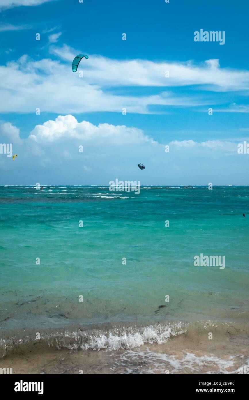 San Andres, Colombia - Novembre 17 2021: Uomini Kitesurfing in mare in un giorno nuvoloso Foto Stock