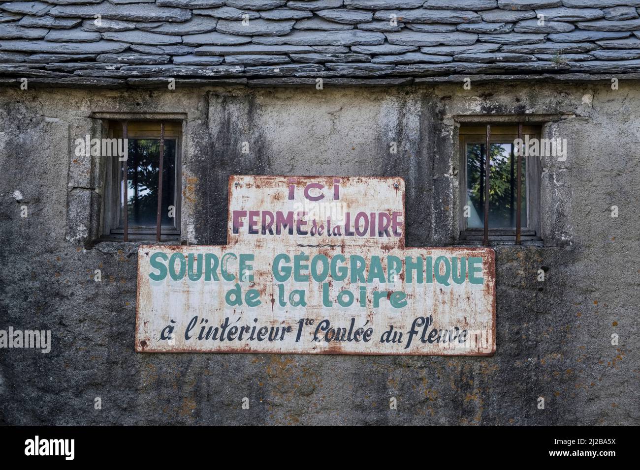 Sainte-Eulalie (Francia sud-orientale): Fonte del fiume Loira all'interno della vecchia fattoria alla base del Mont Gerbier-de-Jonc Foto Stock