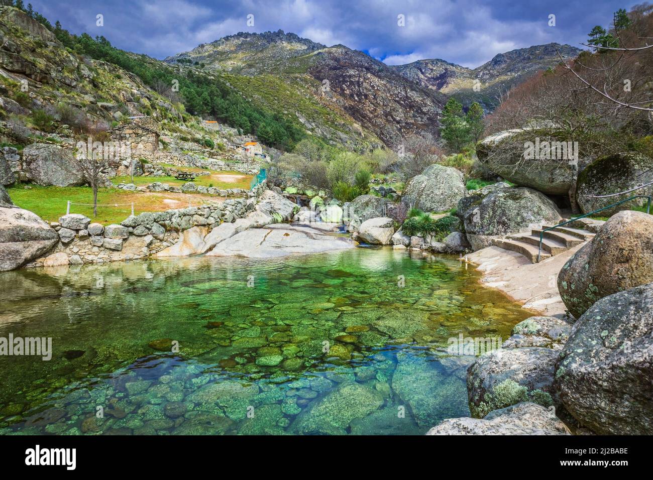 Belle piscine naturali con rocce a Loriga, Serra da Estrela, Portogallo Foto Stock