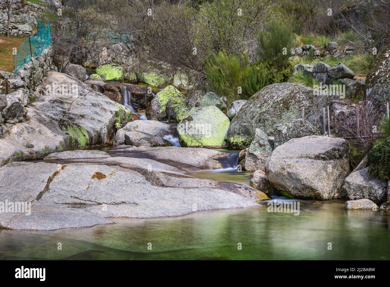 Belle piscine naturali con rocce a Loriga, Serra da Estrela, Portogallo Foto Stock