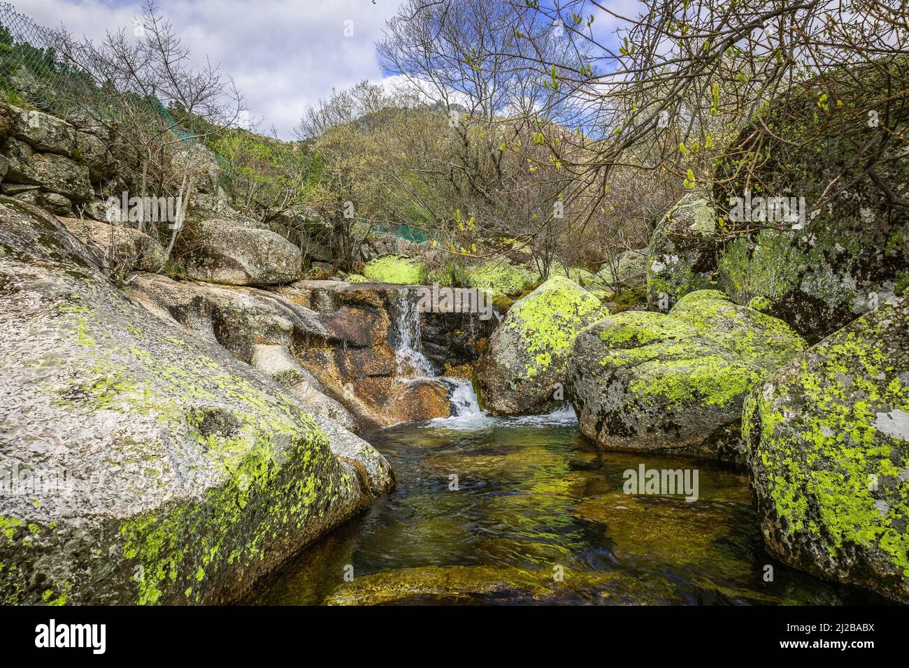 Belle piscine naturali con rocce Loriga, Serra da Estrela, Portogallo Foto Stock