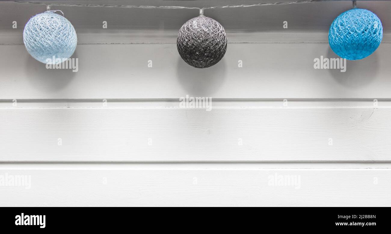 3 festive palle elemento decorazione oggetto interno celebrazione disegno su uno sfondo di bianco tessitura legno copia spazio vuoto vuoto. Foto Stock