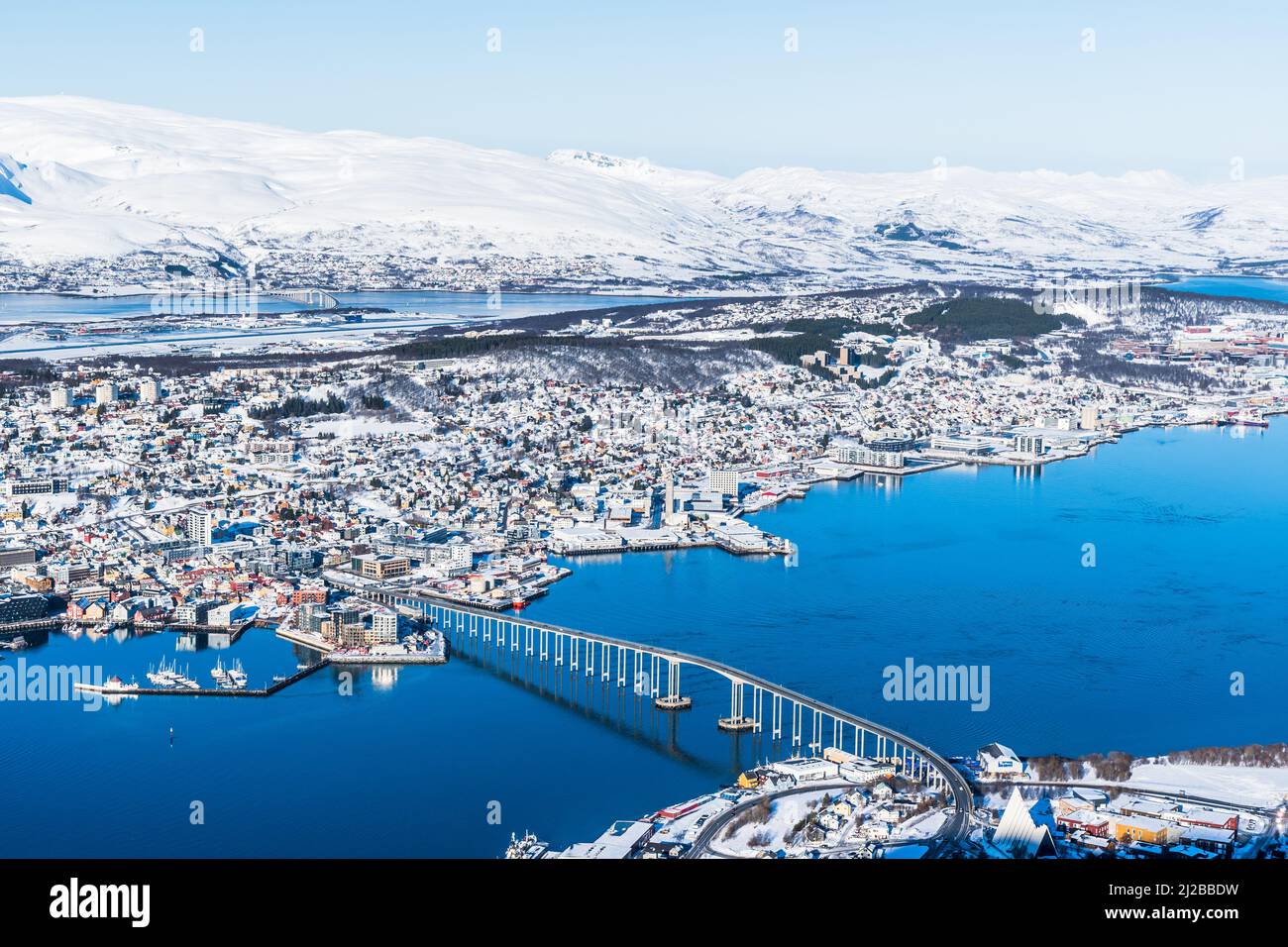 Vista incredibile della città di Tromso in Norvegia dalla cima di Storsteinen, una sporgenza di montagna di circa 420 m (1378 piedi) sopra il livello del mare Foto Stock