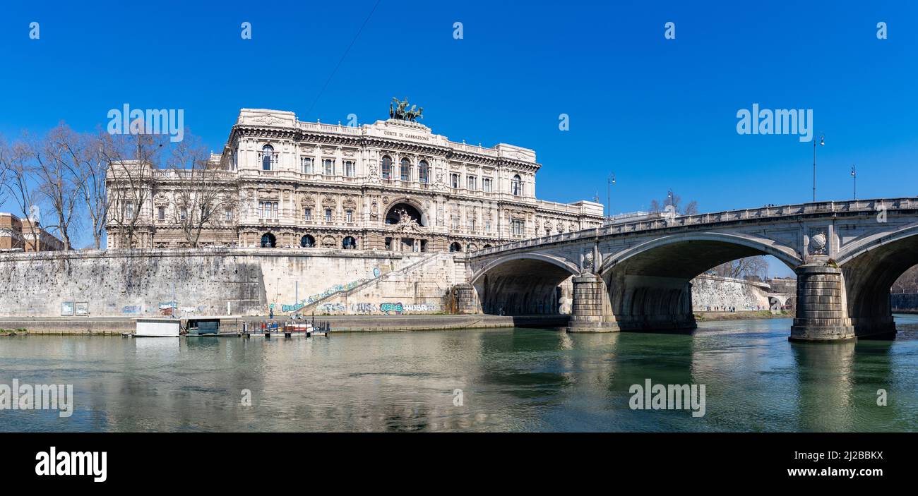 Una foto della Corte Suprema di Cassazione e del Ponte Umberto i. Foto Stock