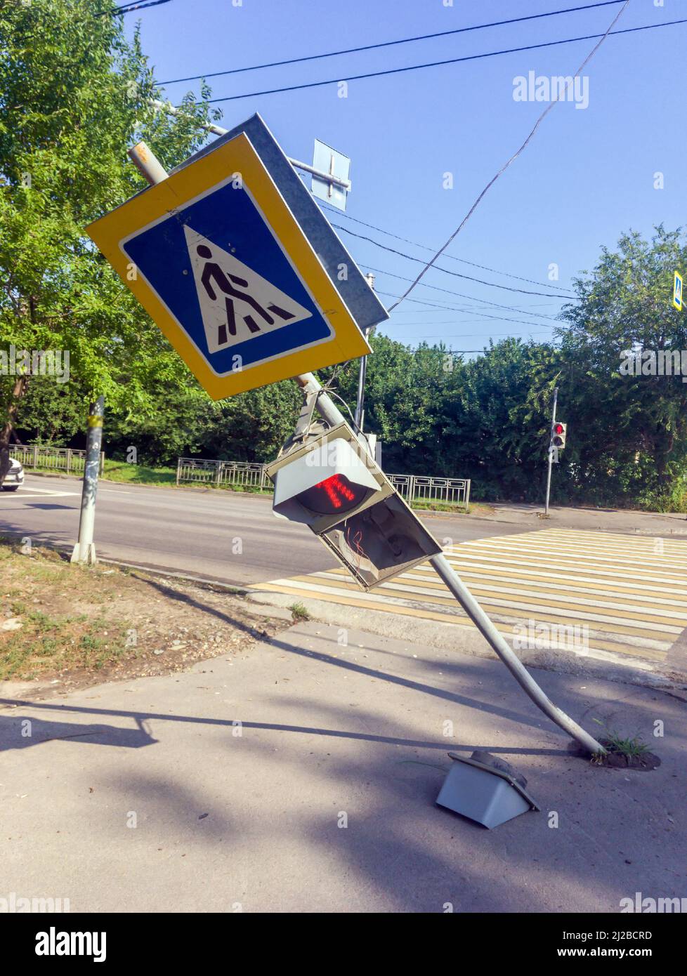 Il semaforo dei pedoni si è rotto dopo una collisione Foto Stock