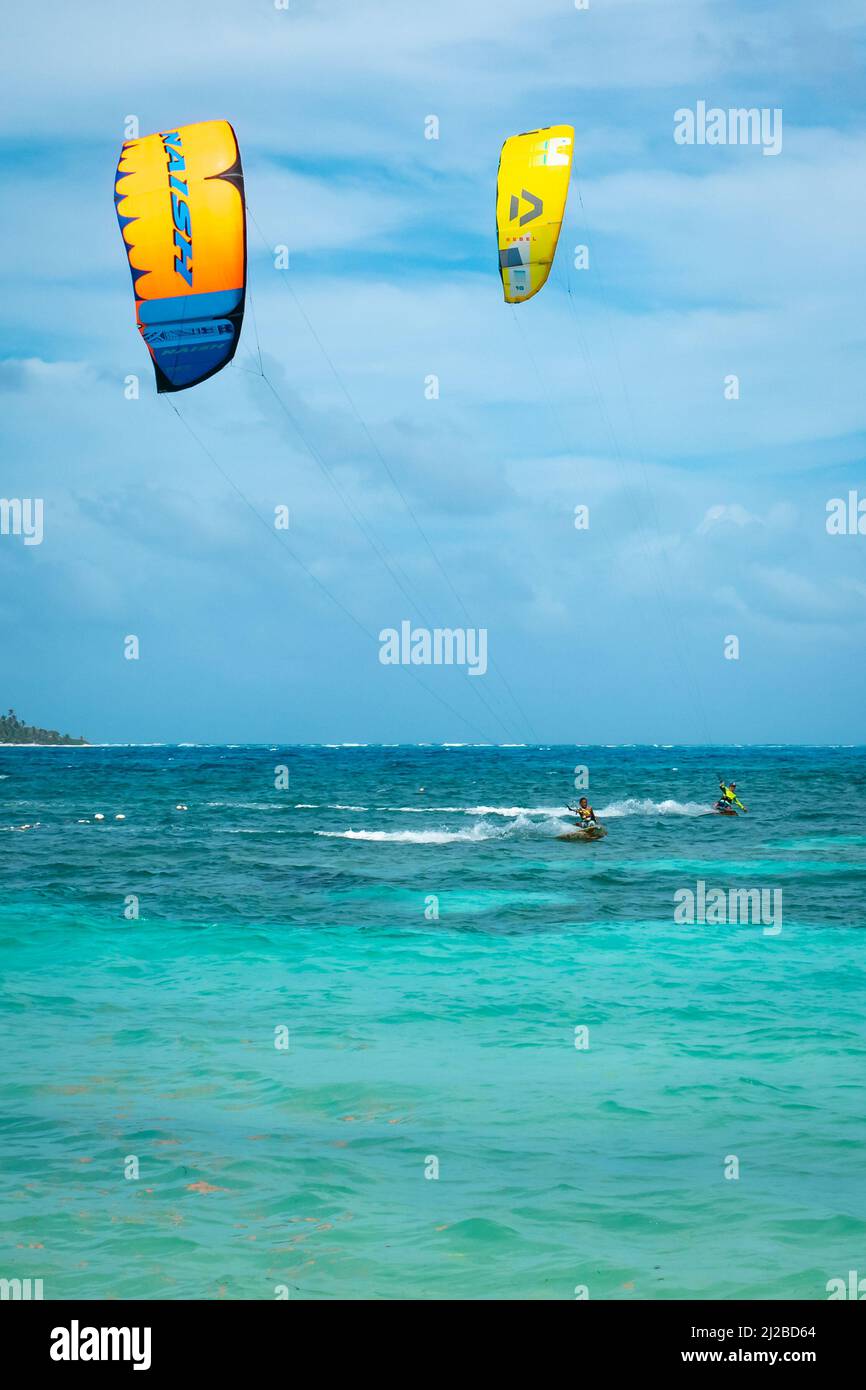 San Andres, Colombia - Novembre 17 2021: Uomini marroni Kitesurfing in mare con una lavagna gialla Foto Stock