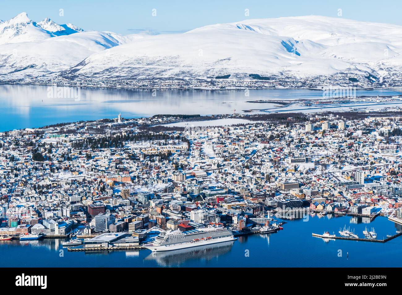 Tromso, Norvegia, marzo 6th 2022: Vista incredibile della città di Tromso in Norvegia dalla cima di Storsteinen, una sporgenza di montagna circa 420 m (1378 ft) sopra il livello del mare Foto Stock