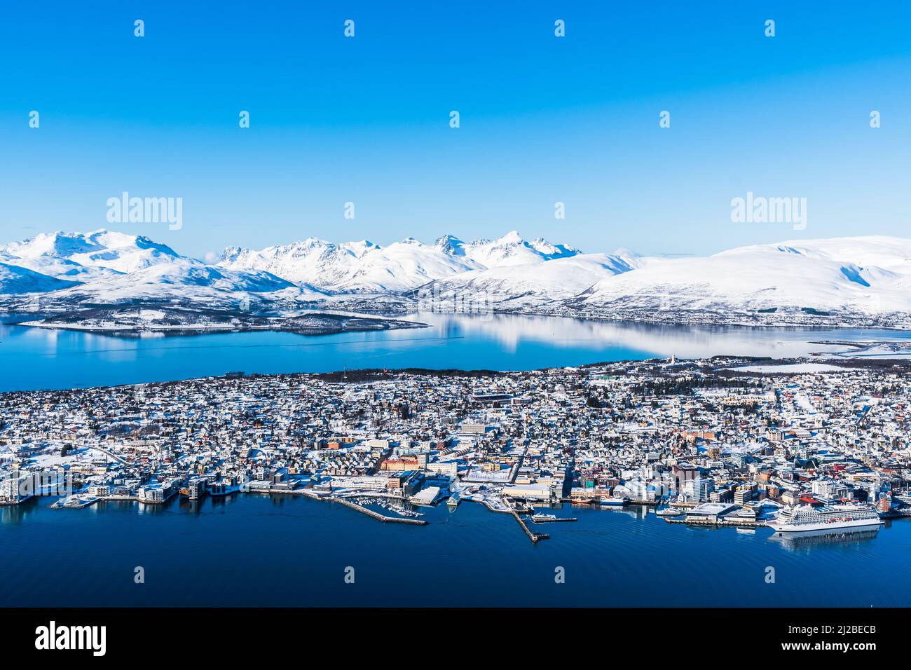 Tromso, Norvegia, marzo 6th 2022: Vista incredibile della città di Tromso in Norvegia dalla cima di Storsteinen, una sporgenza di montagna circa 420 m (1378 ft) sopra il livello del mare Foto Stock