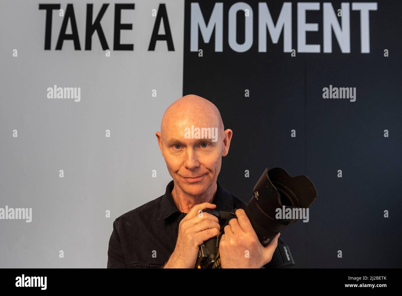 Londra, Regno Unito. 31 marzo 2022. Il fotografo Ray Burmiston pone alla sua mostra ‘Art of London presenta Take A moment 2022’, esposta in una galleria temporanea sotto gli schermi di Piccadilly Circus. Lanciato dal medico NHS e presentatore TV, Ranj Singh, più di cento stelle Di Una lista hanno avuto la loro foto scattata da Burmiston e chiuso gli occhi sulla macchina fotografica per mettere in pausa, riflettere, e aumentare la consapevolezza per la salute mentale. Credit: Stephen Chung / Alamy Live News Foto Stock