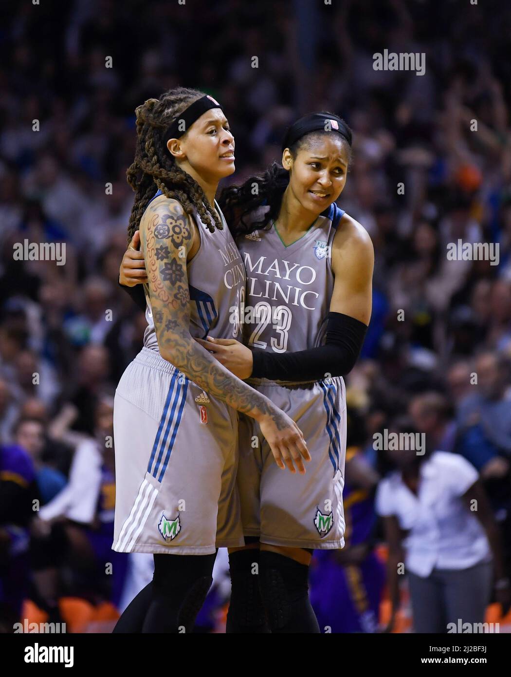 Minneapolis, Stati Uniti. 04th Ott 2017. Minnesota Lynx Guard Seimone Augustus (33) e in avanti Maya Moore (23) abbraccio dopo una vittoria 85-76 è assicurato contro i Los Angeles Sparks nel gioco 5 delle finali WNBA il 4 ottobre 2017, alla Williams Arena di Minneapolis. (Foto di Aaron Lavinsky/Minneapolis Star Tribune/TNS/Sipa USA) Credit: Sipa USA/Alamy Live News Foto Stock