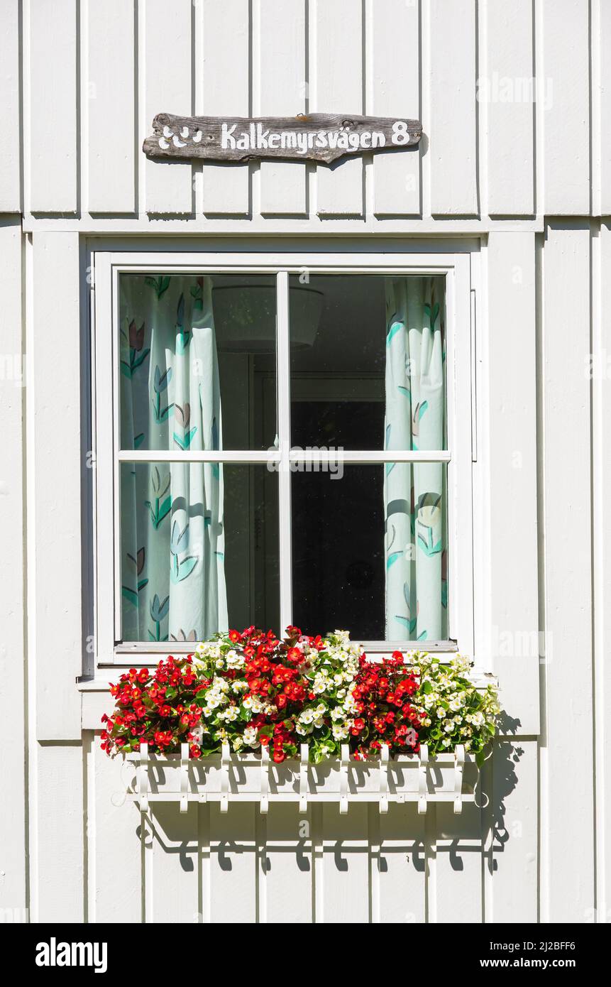 North Koster Island, Bohuslän, Västra Götalands Län, Svezia: Casa vacanza in legno con scatola di fiori fuori dalla finestra nella località di Nordkoster. Foto Stock