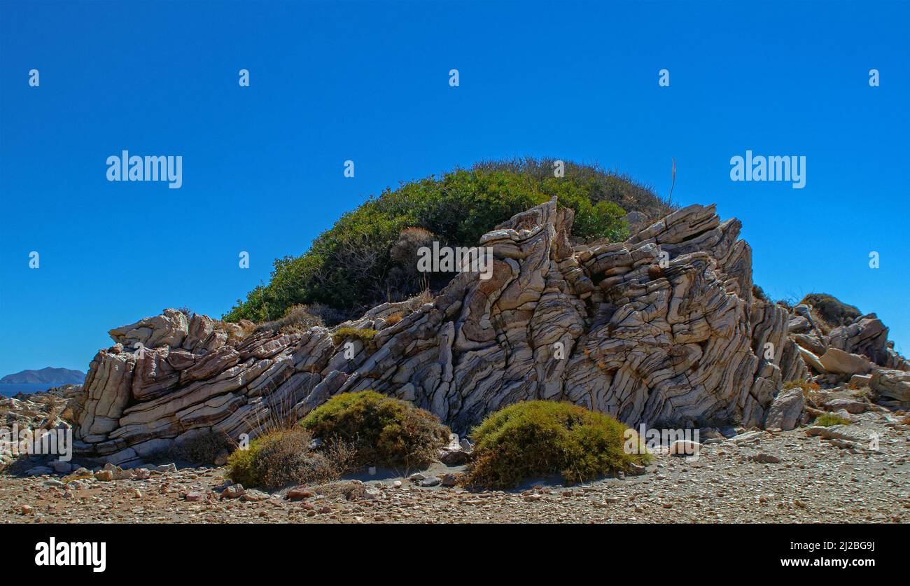 Formazione rocciosa ad Agios Pavlos con strati calcarei sedimentari Foto Stock