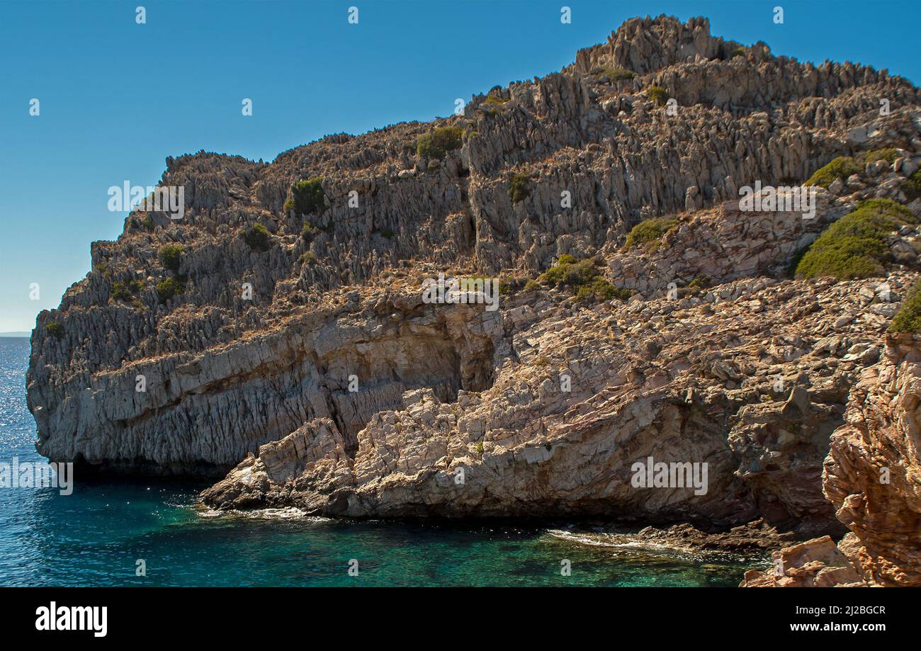 La costa di Agios Pavlos con formazioni rocciose uniche da strati rocciosi sedimentari Foto Stock
