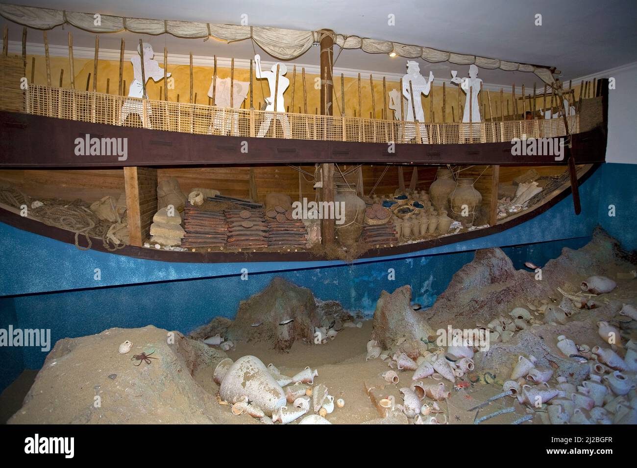 Replica di Uluburun Shipwreck nello showroom, un naufragio tardo Bronzo datato alla fine del 14th secolo AC, museo di archeologia subacquea, Bodrum Foto Stock