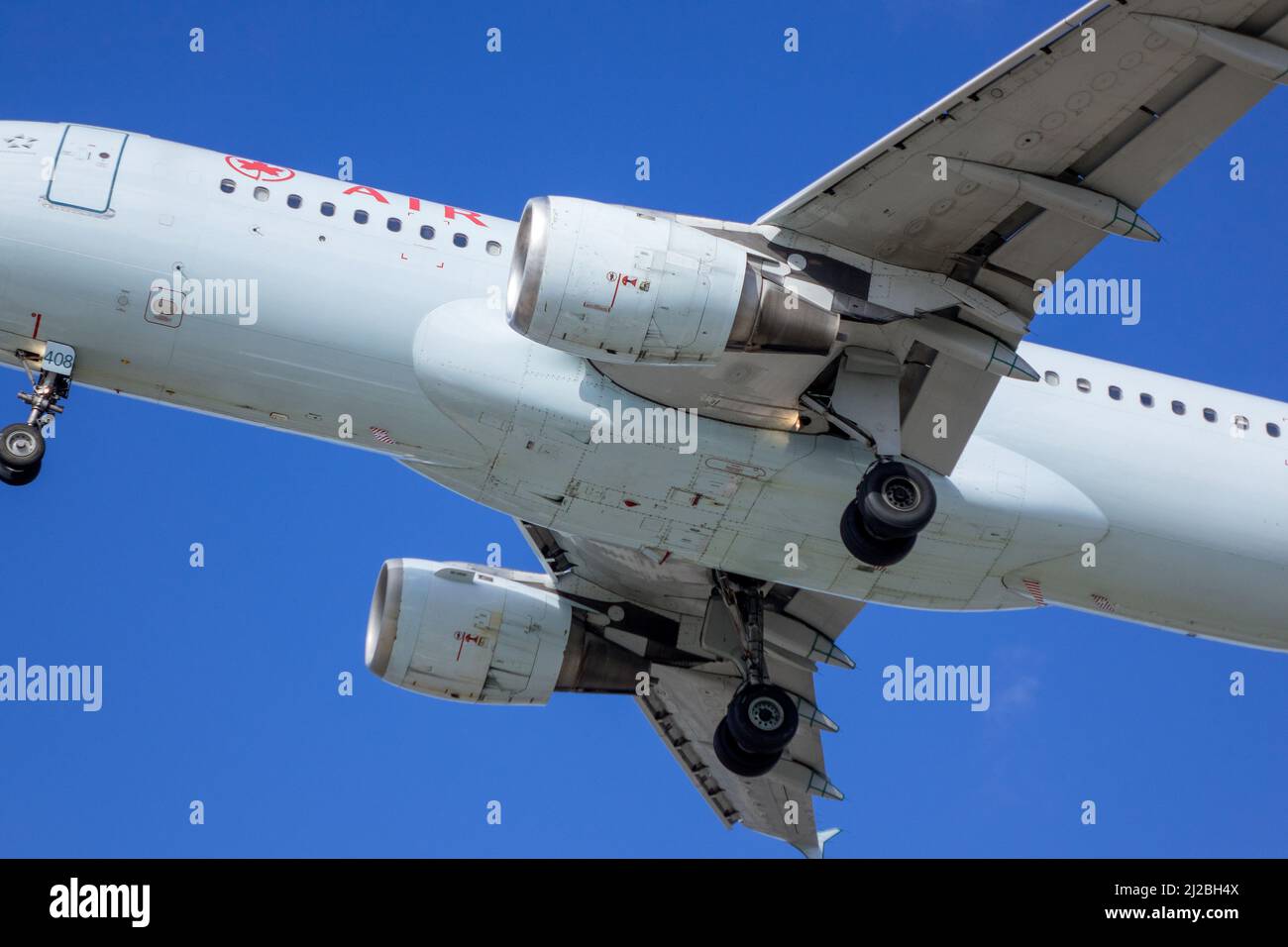 Air Canada Airbus A320-211 C-FLSS atterraggio all'Aeroporto Internazionale di Toronto Canada Old Livy Frosted Leaf Foto Stock