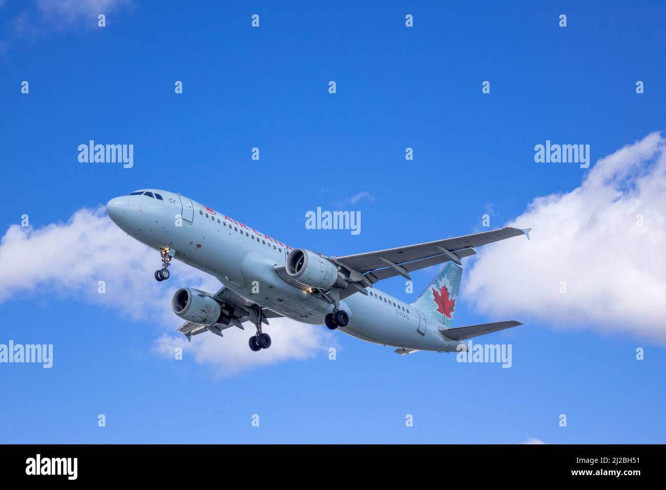 Air Canada Airbus A320-211 C-FGYL Landing all'Aeroporto Internazionale di Toronto Canada Old Livy Foto Stock