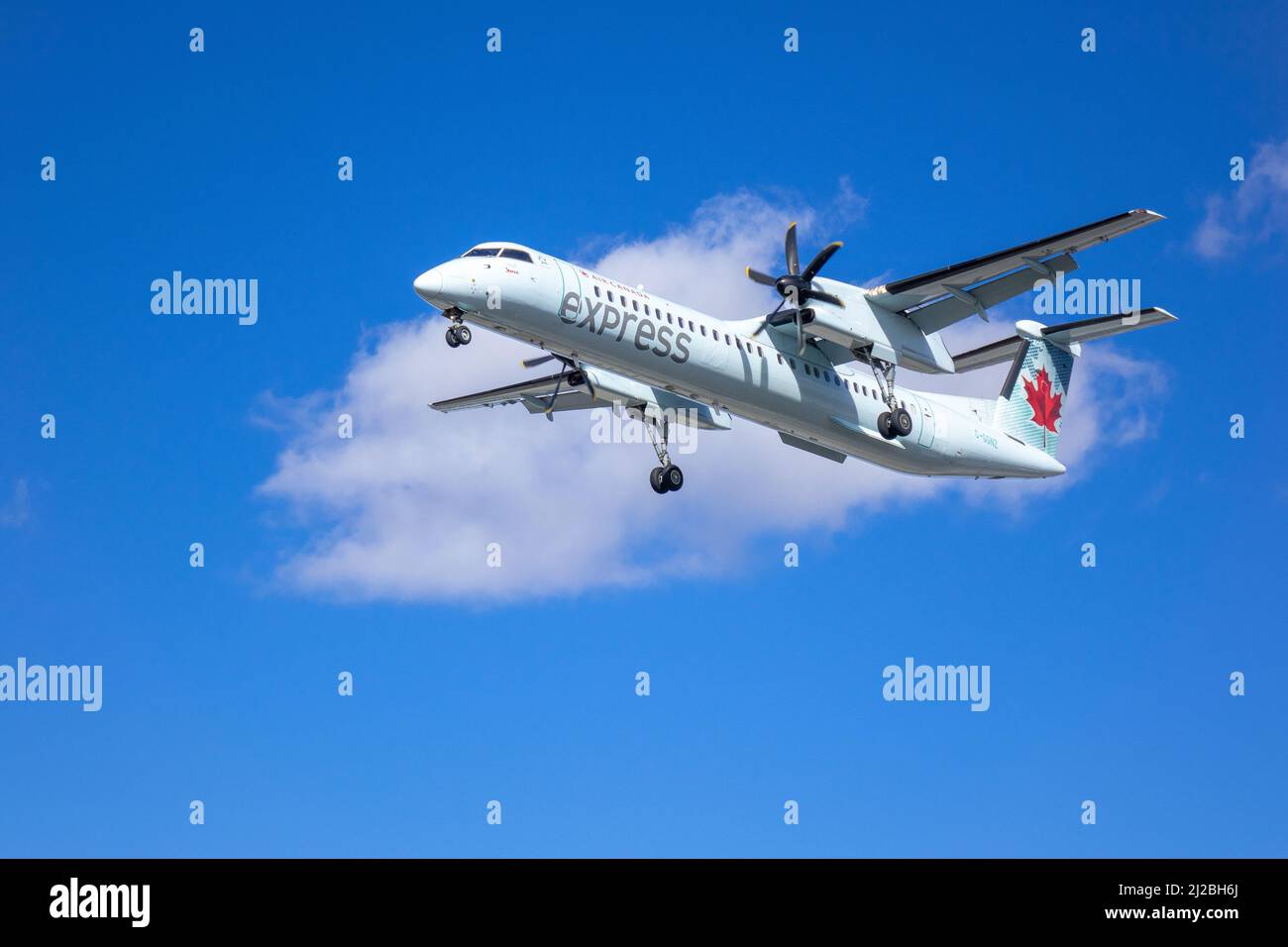 Air Canada Express Bombardier DHC-8-402Q Dash 8 Landing presso Pearson International Airport Toronto Canada Foto Stock