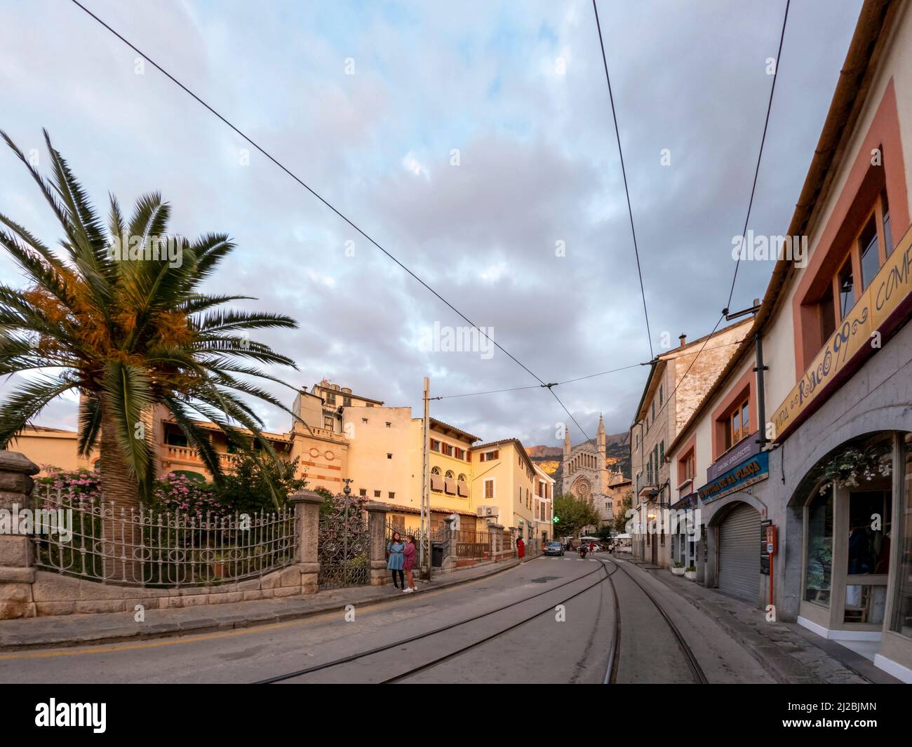 Soller, Mallorca - Settembre 2021 : Chiesa di Sant Bartomeu de Soller nel centro storico di Soller, Maiorca, Isole Baleari, Spagna, Europa Foto Stock