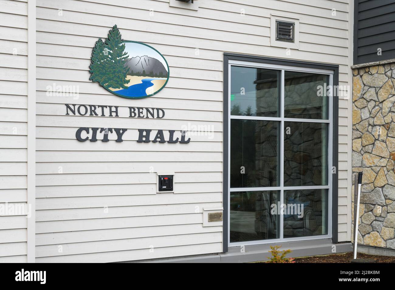 North Bend, WA, USA - 27 marzo 2022; cartello e logo City Hall nella comunità Cascade Foothill di North Bend nello stato di Washington Foto Stock