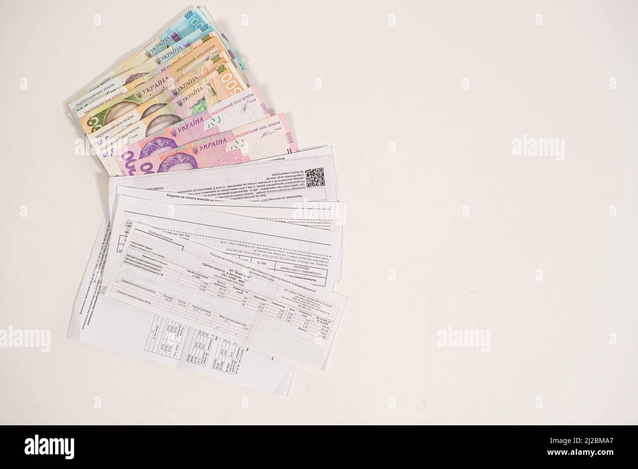 Banconote di hryvnia e pagamenti per le utenze di gas, elettricità e acqua in Ucraina. 21 marzo 2022, Zaporozhye, Ucraina. Foto Stock