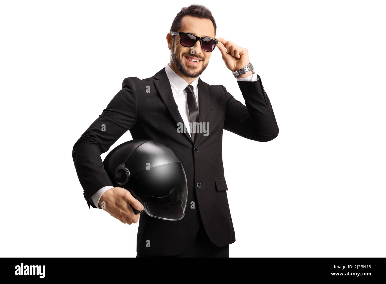 Giovane uomo d'affari che tiene un casco e indossa occhiali da sole isolati su sfondo bianco Foto Stock