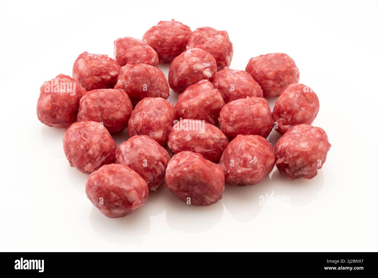 Polpette crude isolate su sfondo bianco. Angolo elevato e spazio di copia Foto Stock