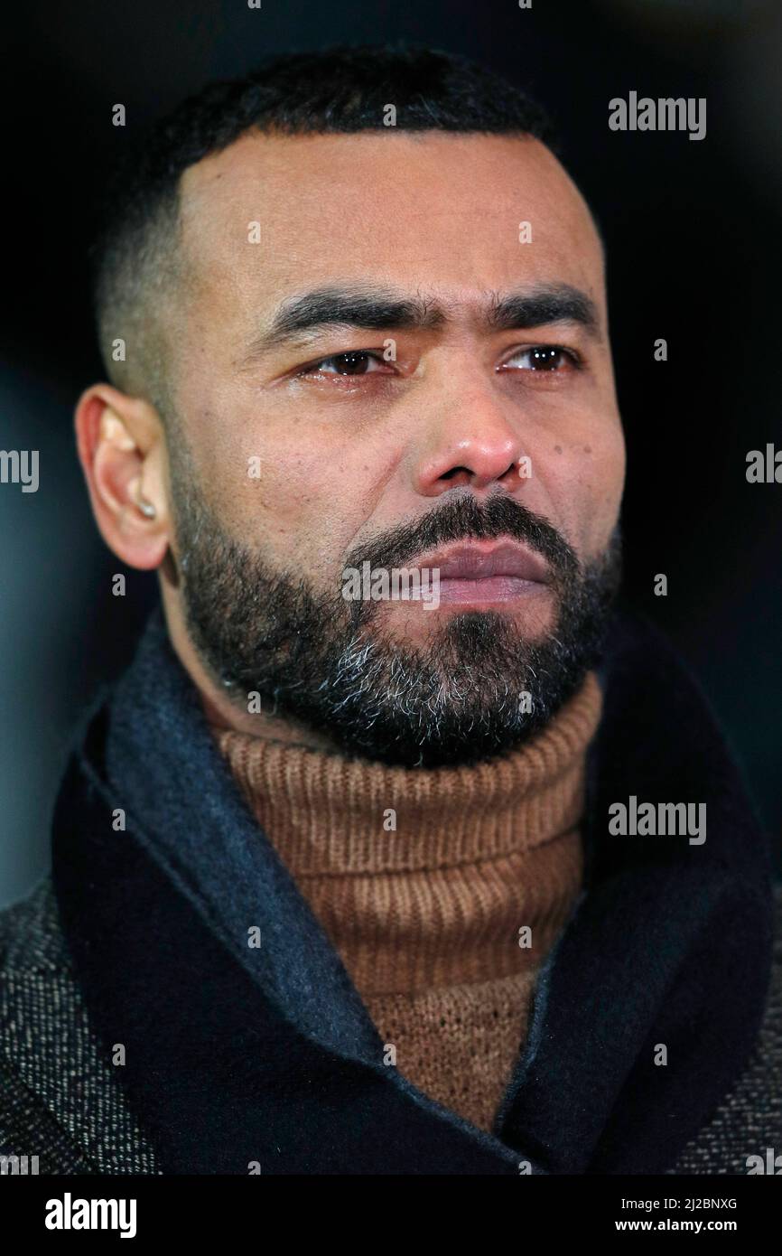 Il pundit della televisione l'ex giocatore Ashley Cole lavora ai margini di una partita di calcio. Foto Stock