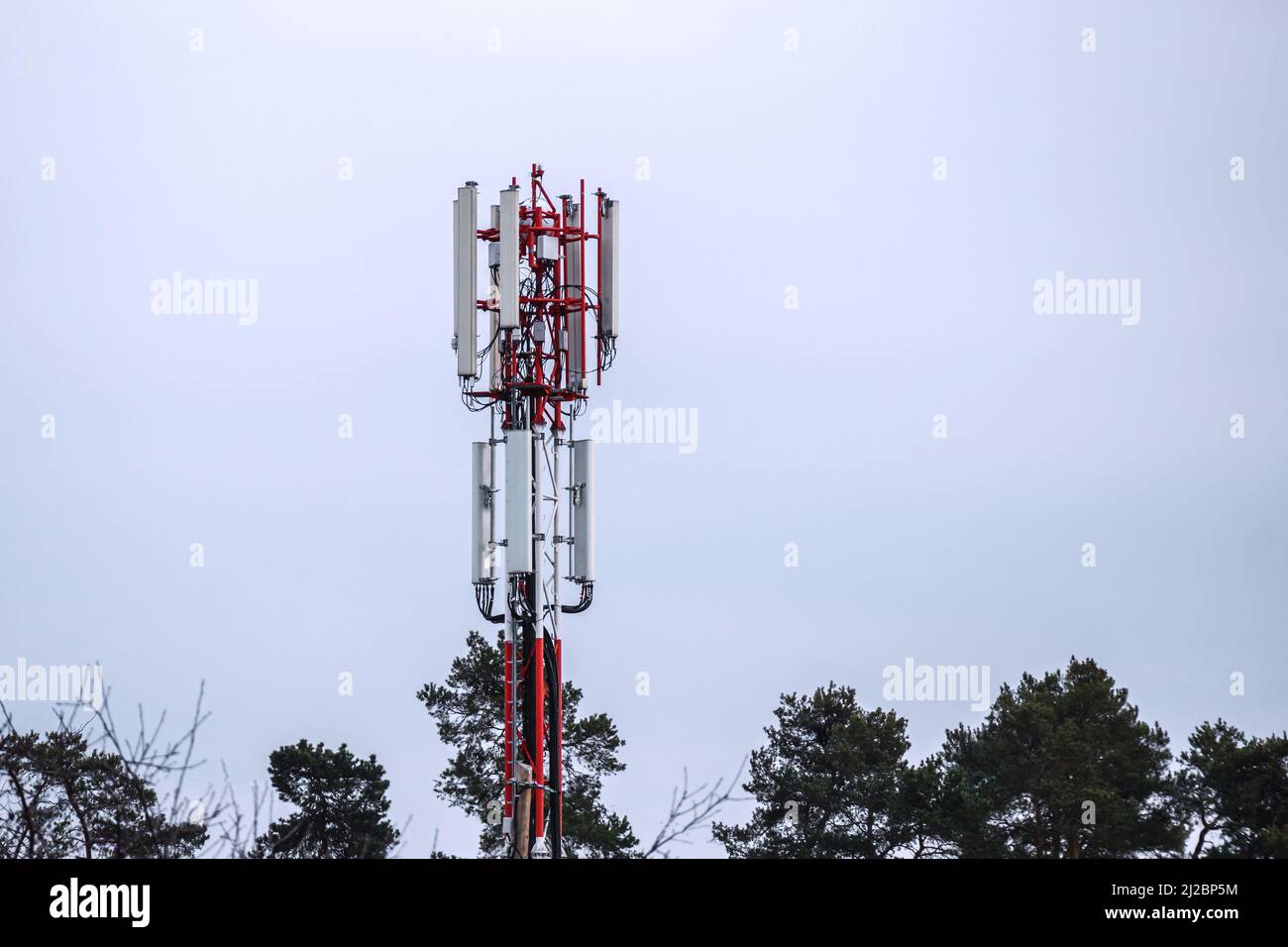 Telefono cellulare e internet torre contro il cielo. 5G antenne radianti wireless. Foto Stock